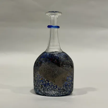 Flaska Satellite, Bertil Vallien, Kosta Boda, höjd 12cm, signerad samt numrerad 89250