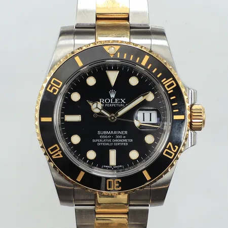 Armbandsur, Rolex Oyster Perpetual Date, Submariner, Ø40mm, automatisk, datum, referensnr: 116613LN, serienr: 063636T6, cal: 3135, boettnr: 2360, verknr: 37A05414, oysterlänk, stål/guld, viklås, repig boett samt länk, manual, kvitto från Luxury Watches 2018, box. 