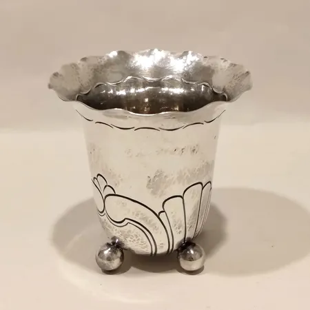 Pokal, höjd ca 10,5cm, Ø10cm, kulfötter, gravyr, Hallberg 1930, silver Vikt: 115,7 g