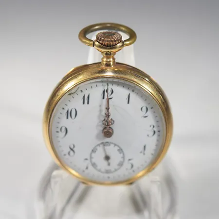 Fickur Zenith Serienr: 2146948.Boettnr: 190430, diameter 33 mm,18k guldboet, inrelocket ej guld, graverad.Små bucklor på sidan, klockan fungerar men vi lämnat ingen funktionsgaranti för klockor. Vikt: 31,7 g