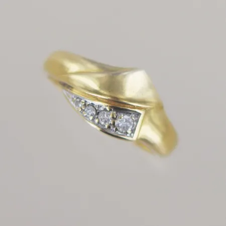 Ring med diamanter 0,11ct i set,  Ø 17 mm bredd 2-9 mm,18k Vikt: 3,5 g