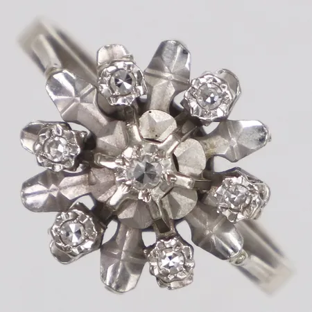 Ring, diamanter 1xca0,01ct+6xca0,02ct, stl 17, bredd 2-13mm, vitguld, skev, 18K Vikt: 3,6 g