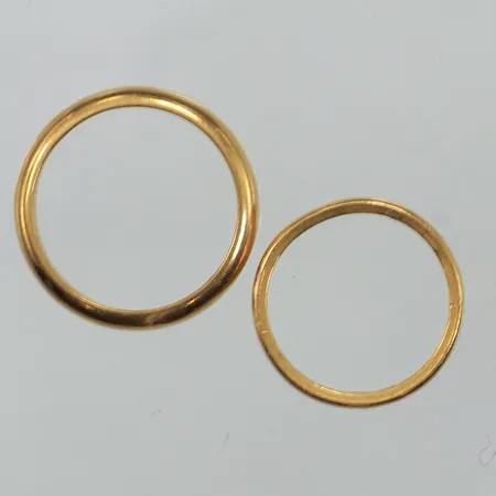 Två ringar, stl 17-19, gravyr, 23K  Vikt: 14,9 g