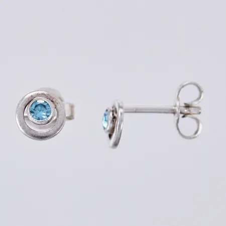 Ett par örhängen med blå sten, Ø ca 6mm, silver, 835/1000,  Vikt: 0,8 g