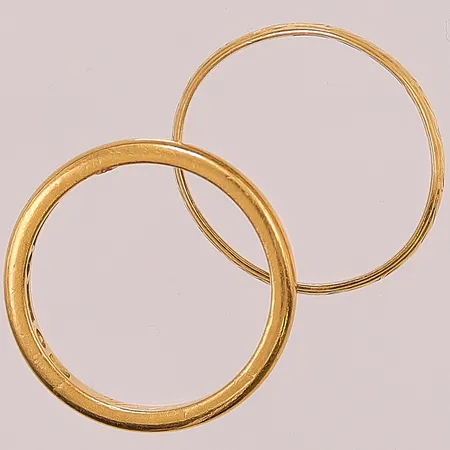 2 Ringar, gravyr/skev, 23K 8,1g.