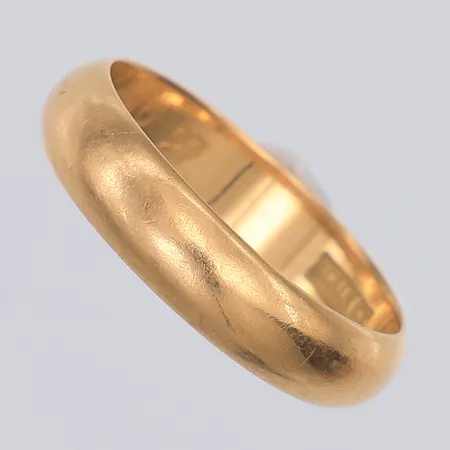 Ring, slät, stl 19, Hallberg år 1969, gravyr, 18K Vikt: 5,4 g