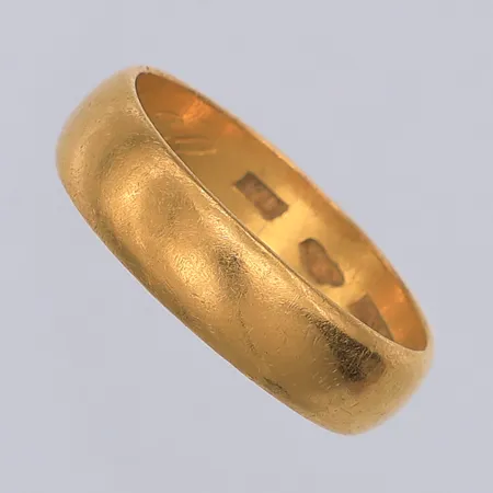 Ring, slät, stl 21, Fritz Olsson år 1912, gravyr, 23K Vikt: 8,8 g