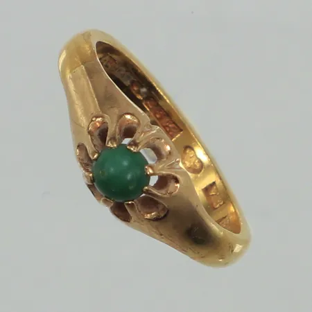 Ring med grön sten, stl 16¾, bredd ca 3-7mm, tvåtonad, Boliden, ca år 1947, 23K Vikt: 4,6 g