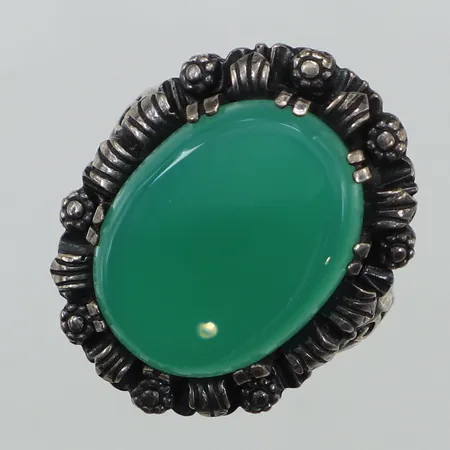 Ring grön sten, stl 17¼, bredd 26mm, 835/1000 silver  Vikt: 7,6 g