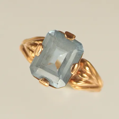 Ring med ljusblå sten, stl ca 17, bredd 2-11mm (lös skadad sten) 18K, bruttovikt 3,1g (guldvikt ca 2,6g) 