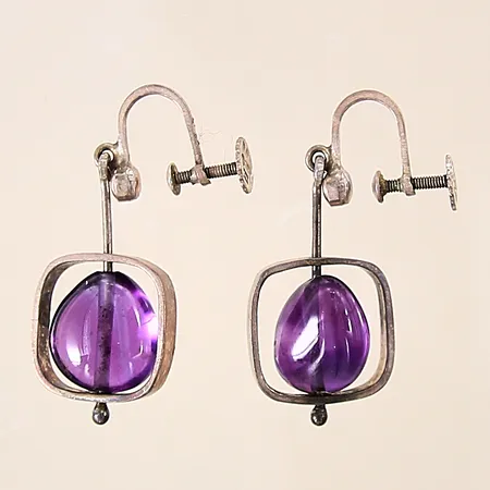 Ett par örhängen med lila stenar, 30x15mm, skruvlås, silver 830/1000 Vikt: 7,3 g
