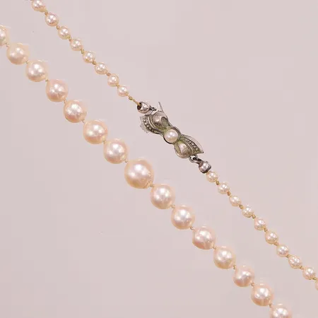 Pärlcollier, 54cm, odlade sötvattenspärlor ca 3-5mm, silverlås. Vikt: 0 g