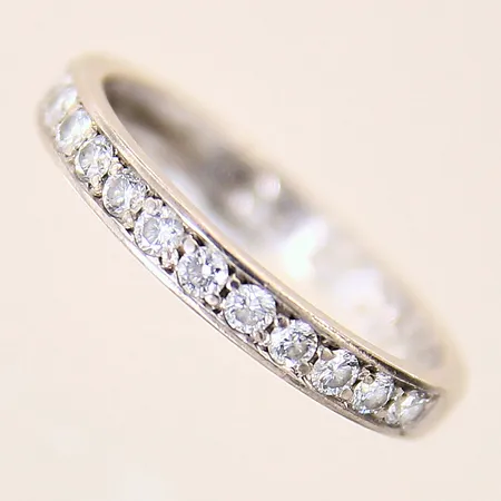 Ring med diamanter 12 x ca 0,02ct, stl 16¼, bredd 3mm, vitguld, gravyr, spår av storleksändring, 18K Vikt: 2,5 g