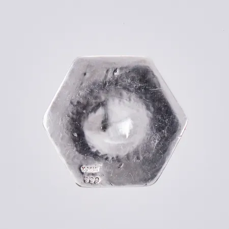 Tacka hektgon, Ø ca 33mm, stämplad KMW, 999/1000, silver Vikt: 51,5 g
