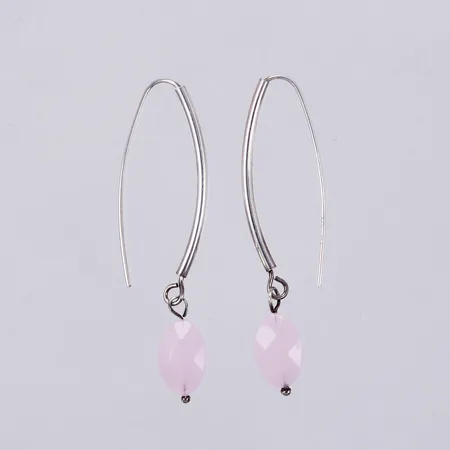 Ett par örhängen med rosa stenar, längd ca 52mm, silver Vikt: 3 g