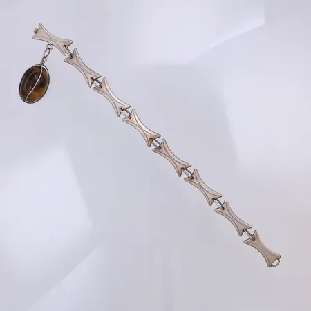 Armband, tigeröga, 20,3cm, bredd 5-10mm, hänget 40mm, Guldsmycket år 1960, 925/1000 silver Vikt: 33,1 g