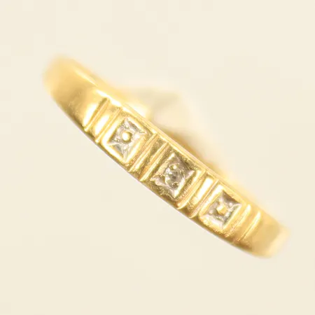 Ring med vit sten, stl ca 17, bredd 2-3mm (defekt, ojämn skena) 18K, 1g 