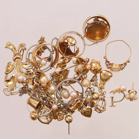 Diverse guld, defekt/gravyr, 18K bruttovikt 63,5g.