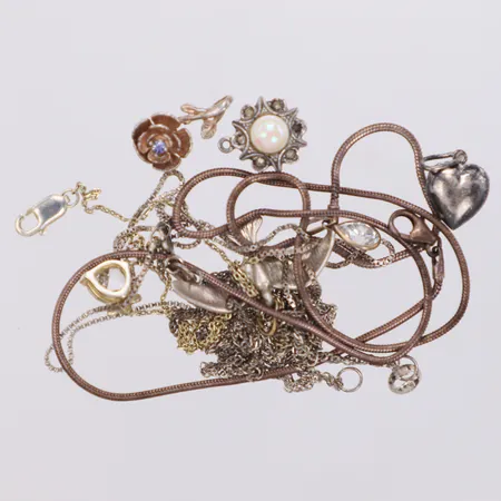 Diverse silversmycken, hängen, kedjor, defekter, silver Vikt: 16,1 g
