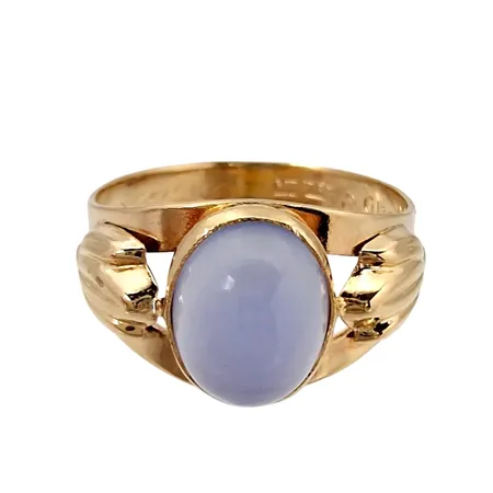 Retro Ring 1950-tal, 18K guld, Månstensliknande sten 7x9 mm, Ljungström Guldvarufabrik Ab (SWL), Stockholm 1958, svensk kontrollstämpel, Ø16½ mm, bredd 2,5 - 9,5 mm, fint skick, sten utan anmärkning Vikt: 2,1 g