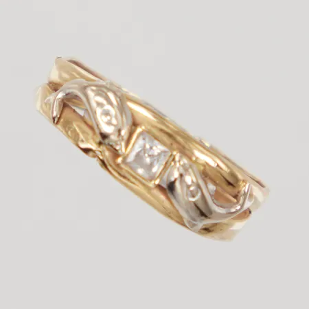 Ring med vit sten, stl 16, bredd 2,7-5,7mm, delfinmotiv, detalj i vitguld, skadad skena, GHA, 18K,  Vikt: 0,9 g