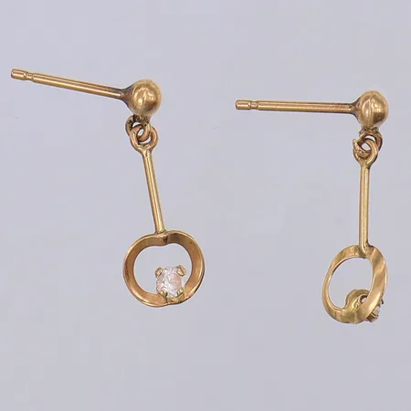 Ett par örhängen, vit sten, 18mm, saknar stoppar, 18K Vikt: 1 g