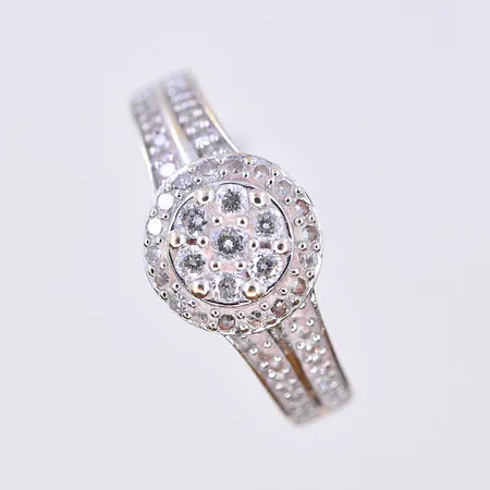 Ring med diamanter 7x0,03ct och ca 54x0,005ct, Guldfynd, stl 15½, bredd 2-8 mm, vitguld, behov av rodiering, 18K. Vikt: 2,5 g