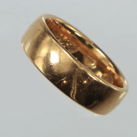 Ring, slät, stl 17, bredd 6mm, gravyr, 18K  Vikt: 8,1 g