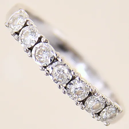 Ring med diamanter 7 x ca 0,03ct, stl 17½, bredd 2-3mm, vitguld, GHA, 18K Vikt: 2,6 g
