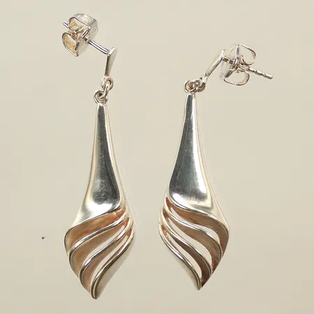 Ett par örhängen, längd 42mm, bredd 2-12mm (repiga) 925/1000-Silver, 8,2g 