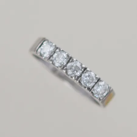 Alliansring med 5 diamanter 0,75ct W(H). Si/piqué. God slipning, , Ø 17 mm, bredd 3,94 mm, 18k Graverad Vikt: 5,7 g