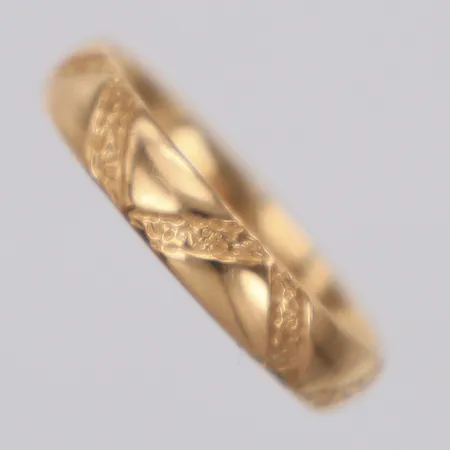 Ring stl 17¾, bredd 3,9mm, mönsterdekor, Schalin, 18K Vikt: 3,8 g