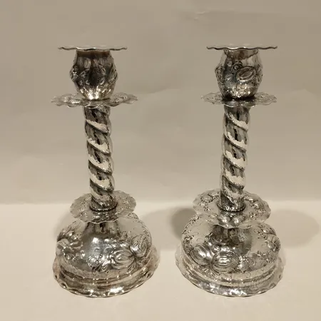 Ett par ljusstakar, organisk dekor, spiralformat skaft, höjd 27cm, Käfling Willy, 925/1000 silver Vikt: 851,4 g