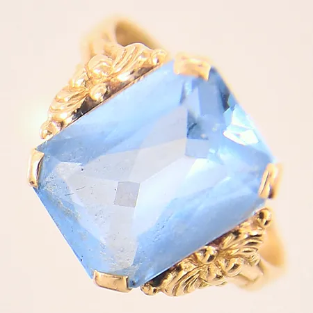 Ring med blå sten, stl: 17½, bredd: 2,2-13,2mm, sten med nagg, 18K  Vikt: 4 g
