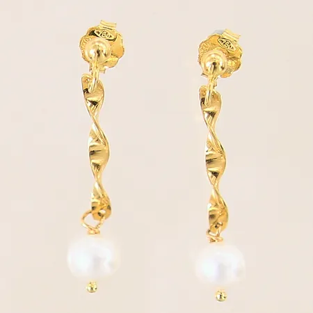 Ett par örhängen med odlade pärlor, längd: 30mm, bredd: 3-6,3mm, GHA, 18K  Vikt: 2,3 g