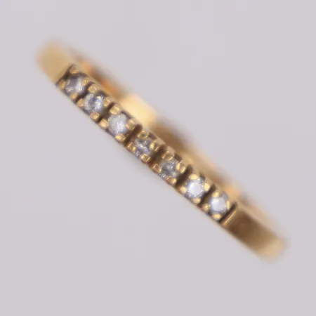 Ring med diamanter 7xca0,01ct, stl 16¾, bredd 1,8mm, Guldkedjan Varberg 1989, 18K Vikt: 1,8 g