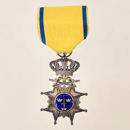 Medalj, Svärdsorden, Sverige, Pro Patria, ca 55x37mm, blått samt gult band, detaljer i blå emalj, originaletui, C.F. Carlman, silver  Vikt: 19 g