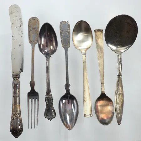 Fyra skedar, gaffel, uppläggningssked, kniv, längd ca 15-21cm, silver  Vikt: 181,6 g
