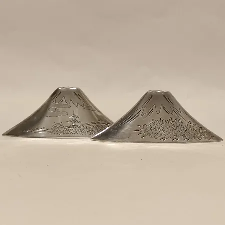 Salt och pepparkar, med mönsterdekor, höjd ca 30mm, bredd ca 15-85mm, 950/1000 silver  Vikt: 41 g