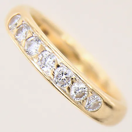 Ring med diamanter 7 x ca 0,05ct, 2st indikerar på syntetiska diamanter, stl 16¼, bredd 4mm, Engelbert, 18K  Vikt: 6,3 g