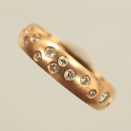 Ring med diamanter, totalt 20st - ca 0,02-0,05ct/st, stl 18¼, bredd 5mm, 18K, 5g Vikt: 5 g