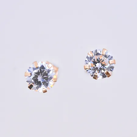 Ett par örhängen med vita stenar, Ø5 mm, 18K. Vikt: 0,8 g