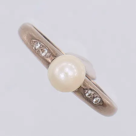 Ring, odlad saltvattenpärla, diamanter ca 0,04ctv, stl 18, vitguld, 18K Vikt: 2,8 g