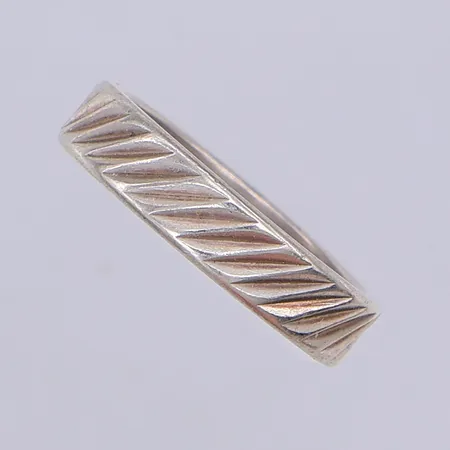 Ring, stl 17½, 830/1000 silver Vikt: 3,9 g