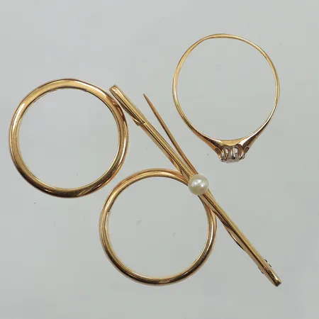 Tre ringar, 1 brosch, gravyr, skevt, 18K  Vikt: 13,1 g