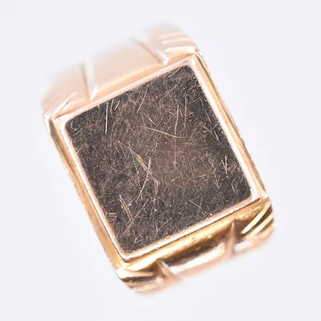 Klackring, stl 20¾, bredd 7-15 mm, 18K. Vikt: 12,8 g