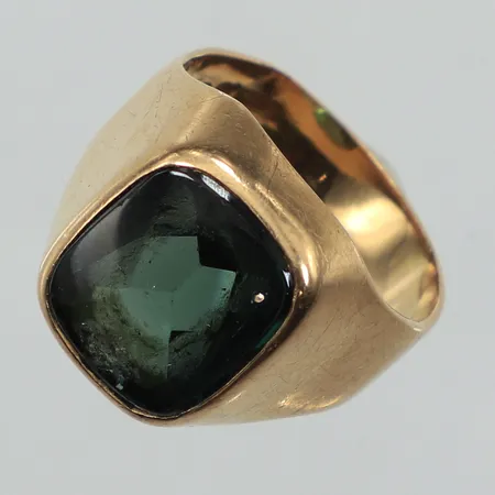 Klackring, grön sten, stl 18, bredd 16mm, skadad sten, skev, 18K  Vikt: 7,9 g