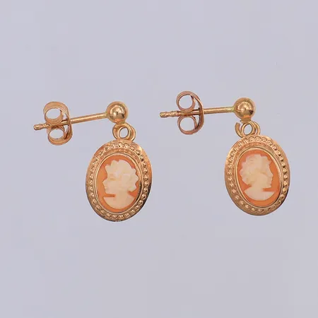 Ett par örhängen, camé, 17mm, 18K Vikt: 1,3 g