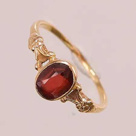 Ring, Ø15¾, bredd:7mm, röd sten, 18K 1,7g.