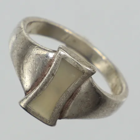 Ring, pärlemor, stl17¾, bredd ca 2,5-12mm, 925/1000 silver  Vikt: 4,7 g